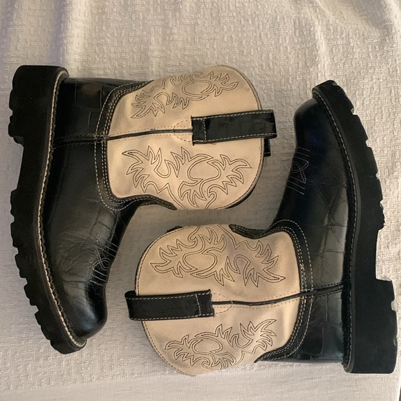 ARIAT Woman’s Embossed Fatbaby Western Boots - Picture 3 of 15